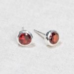 Garnet Silver or Gold Stud Earrings：圖片 2